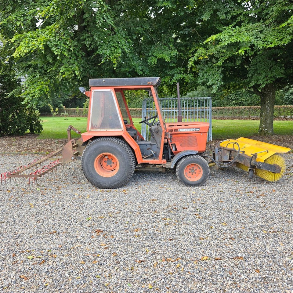 Kubota B8200 - Komunalinis traktorius: foto 4 Kubota B8200 - Komunalinis traktorius: foto 4