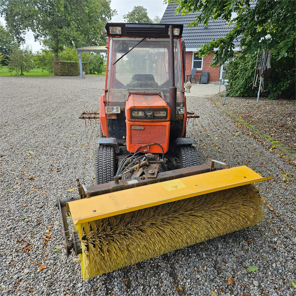 Kubota B8200 - Komunalinis traktorius: foto 3 Kubota B8200 - Komunalinis traktorius: foto 3