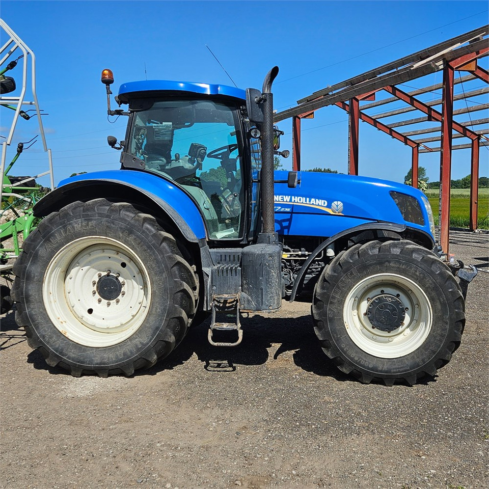 New Holland T7.235 Power Command - Traktorius: foto 2 New Holland T7.235 Power Command - Traktorius: foto 2