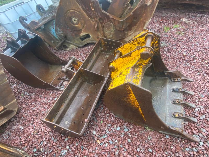 JCB LOT 3 GODETS CURAGE ET TERRASSEMENT 1M50/80CM/60CM - Ekskavatoriaus kaušas - Statybinė technika: foto 1 JCB LOT 3 GODETS CURAGE ET TERRASSEMENT 1M50/80CM/60CM - Ekskavatoriaus kaušas - Statybinė technika: foto 1