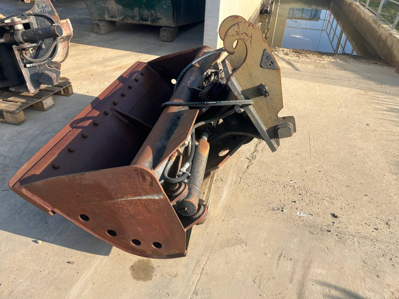 BLANCHARD EQUIPEMENTS GODET/1800 - Ekskavatoriaus kaušas - Statybinė technika: foto 2 BLANCHARD EQUIPEMENTS GODET/1800 - Ekskavatoriaus kaušas - Statybinė technika: foto 2