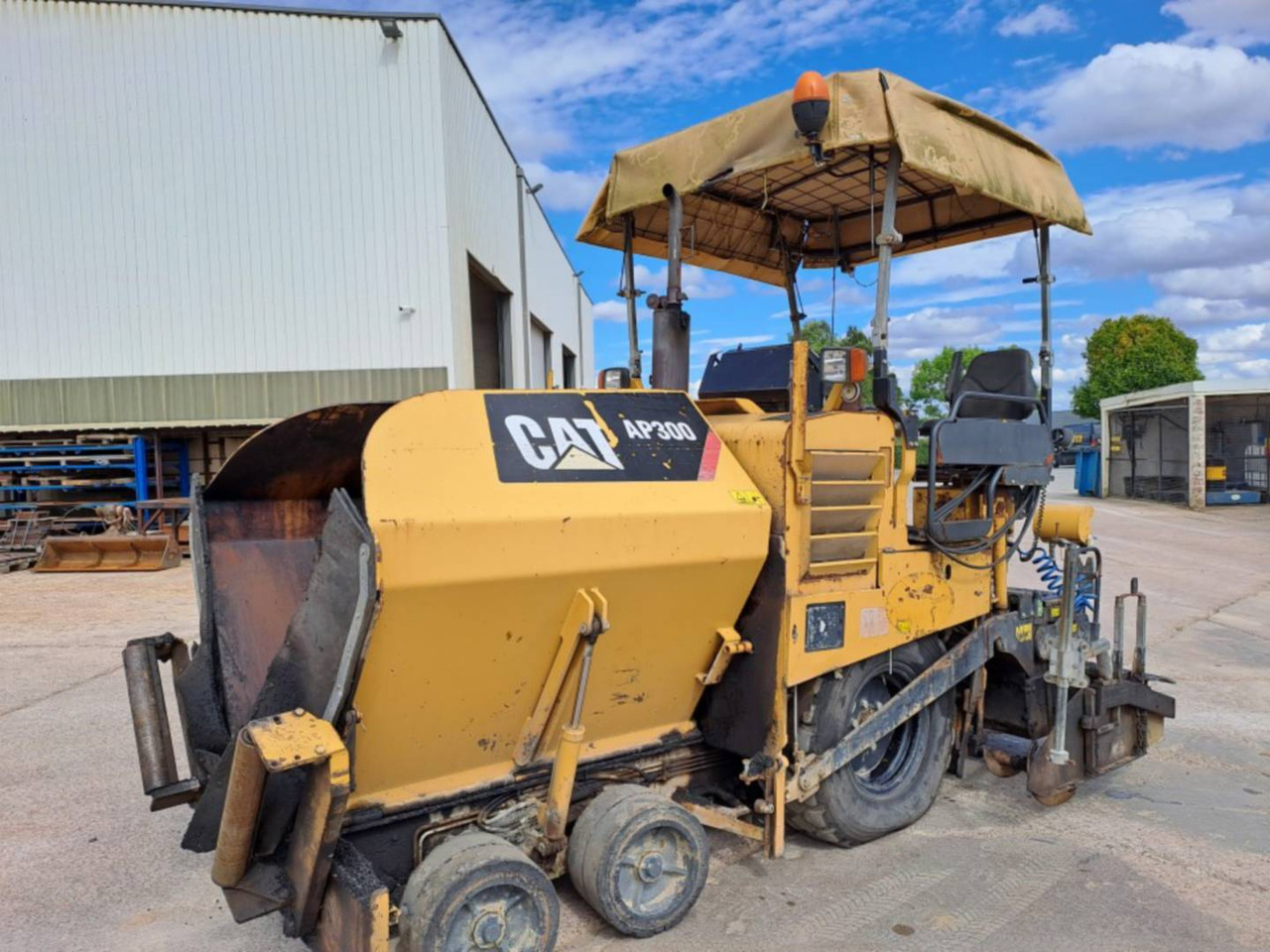 CAT AP300 - Asfalto klotuvas: foto 1 CAT AP300 - Asfalto klotuvas: foto 1