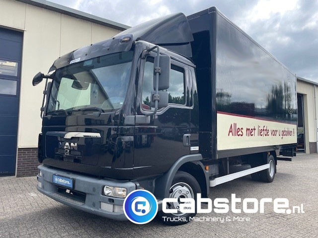 MAN TGL 8.180 4X2 BB Euro 5 - Handgeschakelde versnellingsbak - Laadklep - Bouwjaar 2010 - 3 zitplaatsen - Furgonas sunkvežimis: foto 1 MAN TGL 8.180 4X2 BB Euro 5 - Handgeschakelde versnellingsbak - Laadklep - Bouwjaar 2010 - 3 zitplaatsen - Furgonas sunkvežimis: foto 1