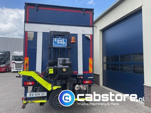 Volvo FM9 4X2R FAL9.0 RAD-A4 Volvo FM300 4x2 Euro 5 bakwagen - Schuifzeilen - Laadklep 2000 kg - Bouwjaar 2008 - Kooi-Aap heftruck - Furgonas sunkvežimis: foto 4 Volvo FM9 4X2R FAL9.0 RAD-A4 Volvo FM300 4x2 Euro 5 bakwagen - Schuifzeilen - Laadklep 2000 kg - Bouwjaar 2008 - Kooi-Aap heftruck - Furgonas sunkvežimis: foto 4