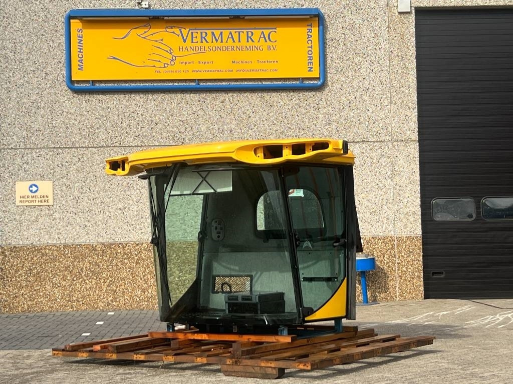 New Holland Cabine - New Holland CR8070, CR8080, CR9070, CR908 - Įranga už kombainai: foto 1 New Holland Cabine - New Holland CR8070, CR8080, CR9070, CR908 - Įranga už kombainai: foto 1
