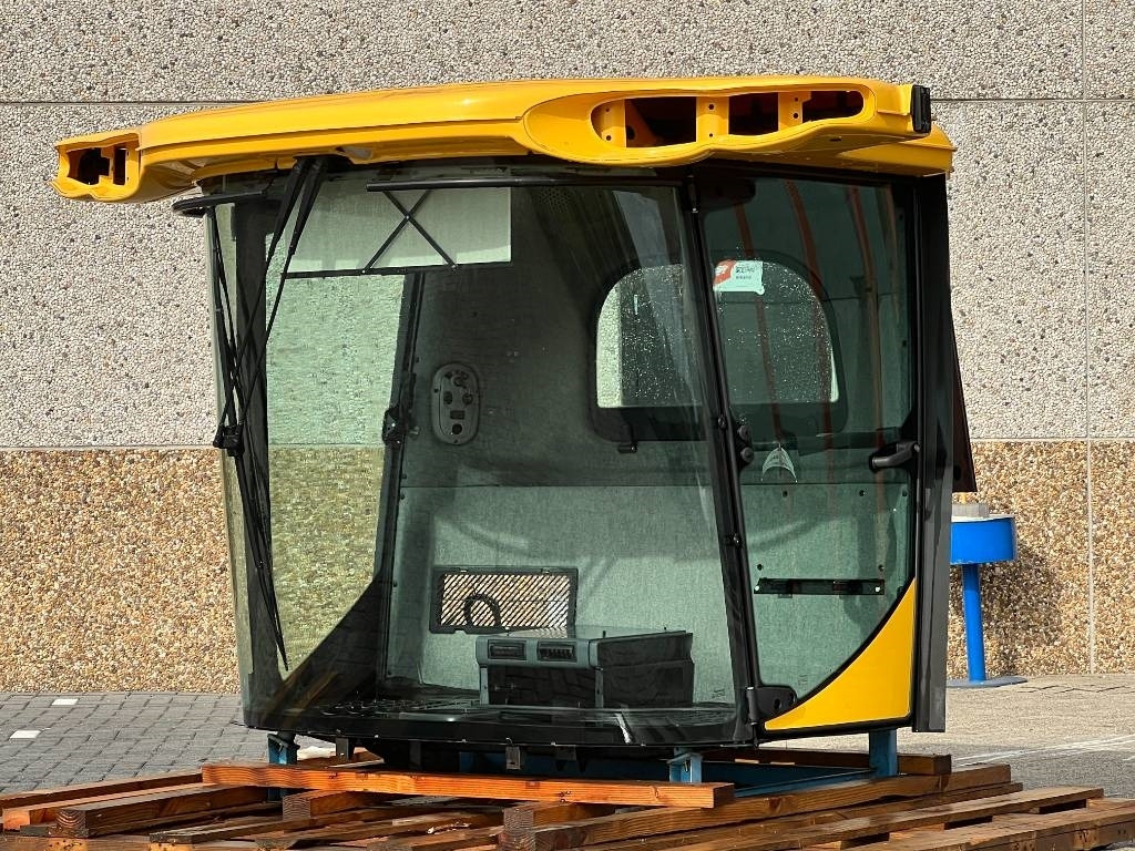 New Holland Cabine - New Holland CR8070, CR8080, CR9070, CR908 - Įranga už kombainai: foto 2 New Holland Cabine - New Holland CR8070, CR8080, CR9070, CR908 - Įranga už kombainai: foto 2