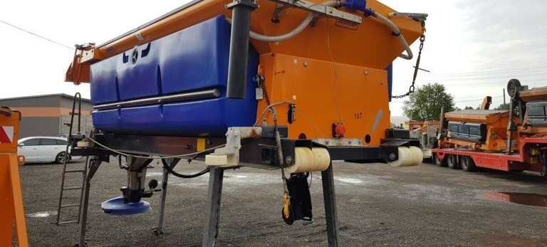 Schmidt Solarko piaskarka SCHMIDT STRATOS 5m3 - Smėlio/ Druskos barstytuvas - Komunalinė/ Specializuota technika: foto 3 Schmidt Solarko piaskarka SCHMIDT STRATOS 5m3 - Smėlio/ Druskos barstytuvas - Komunalinė/ Specializuota technika: foto 3