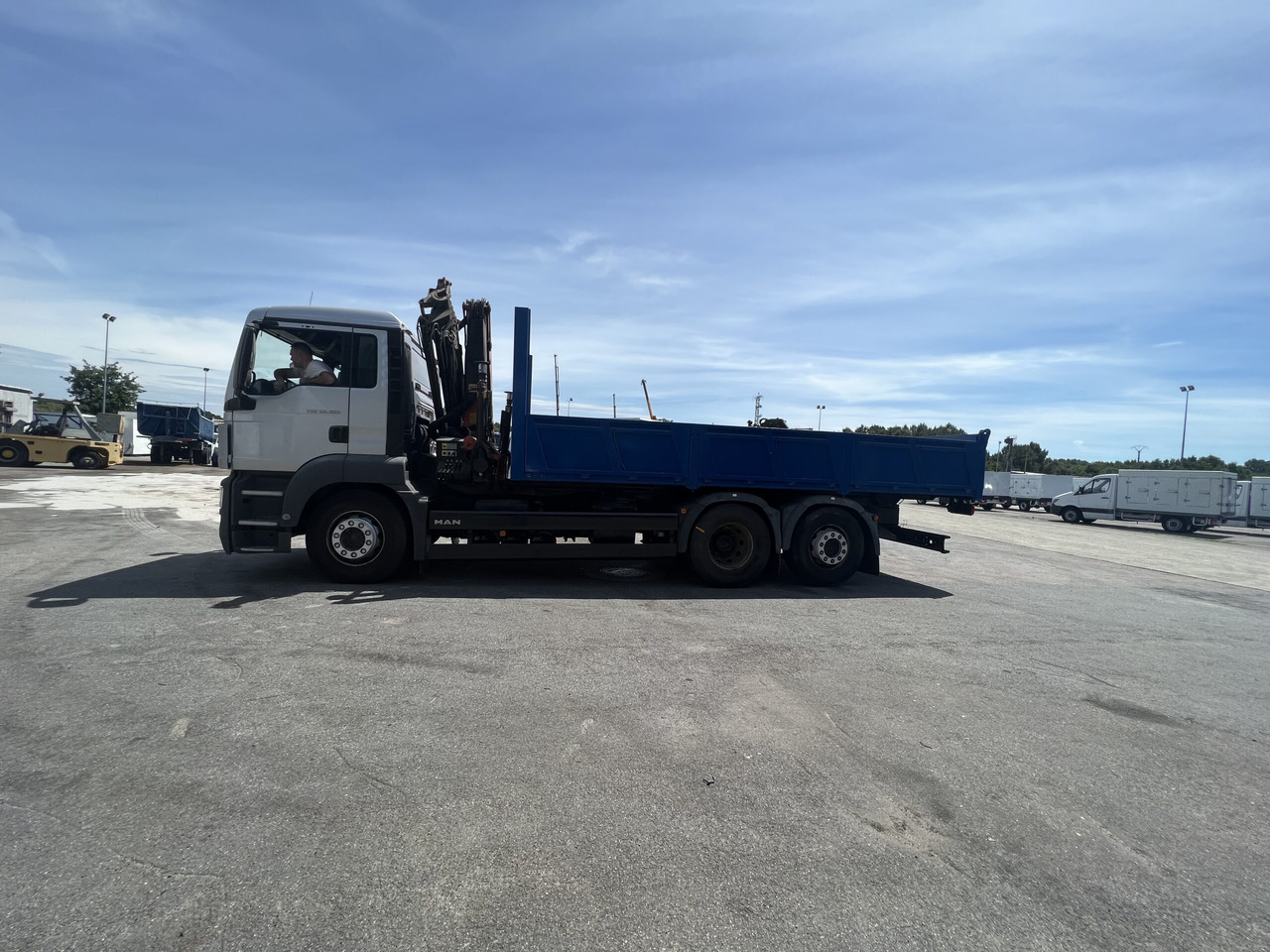 CAMION GRUA Y BASCULANTE MAN 26320 - Savivartis sunkvežimis, Sunkvežimis su kranu: foto 3 CAMION GRUA Y BASCULANTE MAN 26320 - Savivartis sunkvežimis, Sunkvežimis su kranu: foto 3