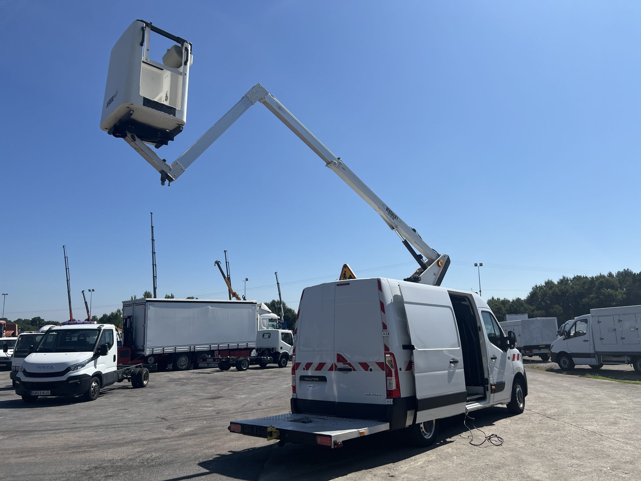 FURGON CON CESTA RENAULT MASTER - Autobokštelio: foto 4 FURGON CON CESTA RENAULT MASTER - Autobokštelio: foto 4