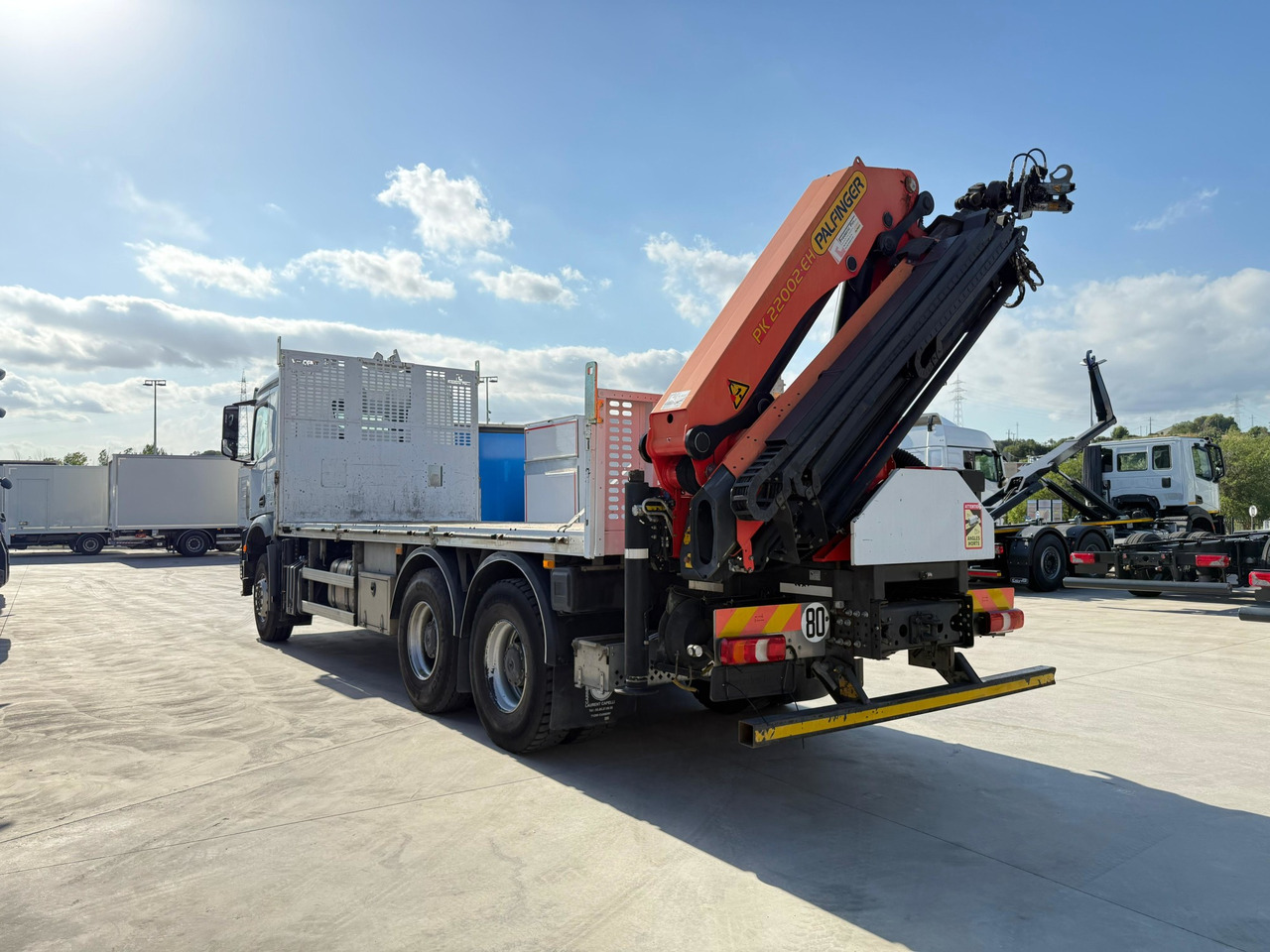 MERCEDES BENZ 26.36 Arocs E6 (Platform and Crane) - Platforminis/ Bortinis sunkvežimis, Sunkvežimis su kranu: foto 2 MERCEDES BENZ 26.36 Arocs E6 (Platform and Crane) - Platforminis/ Bortinis sunkvežimis, Sunkvežimis su kranu: foto 2