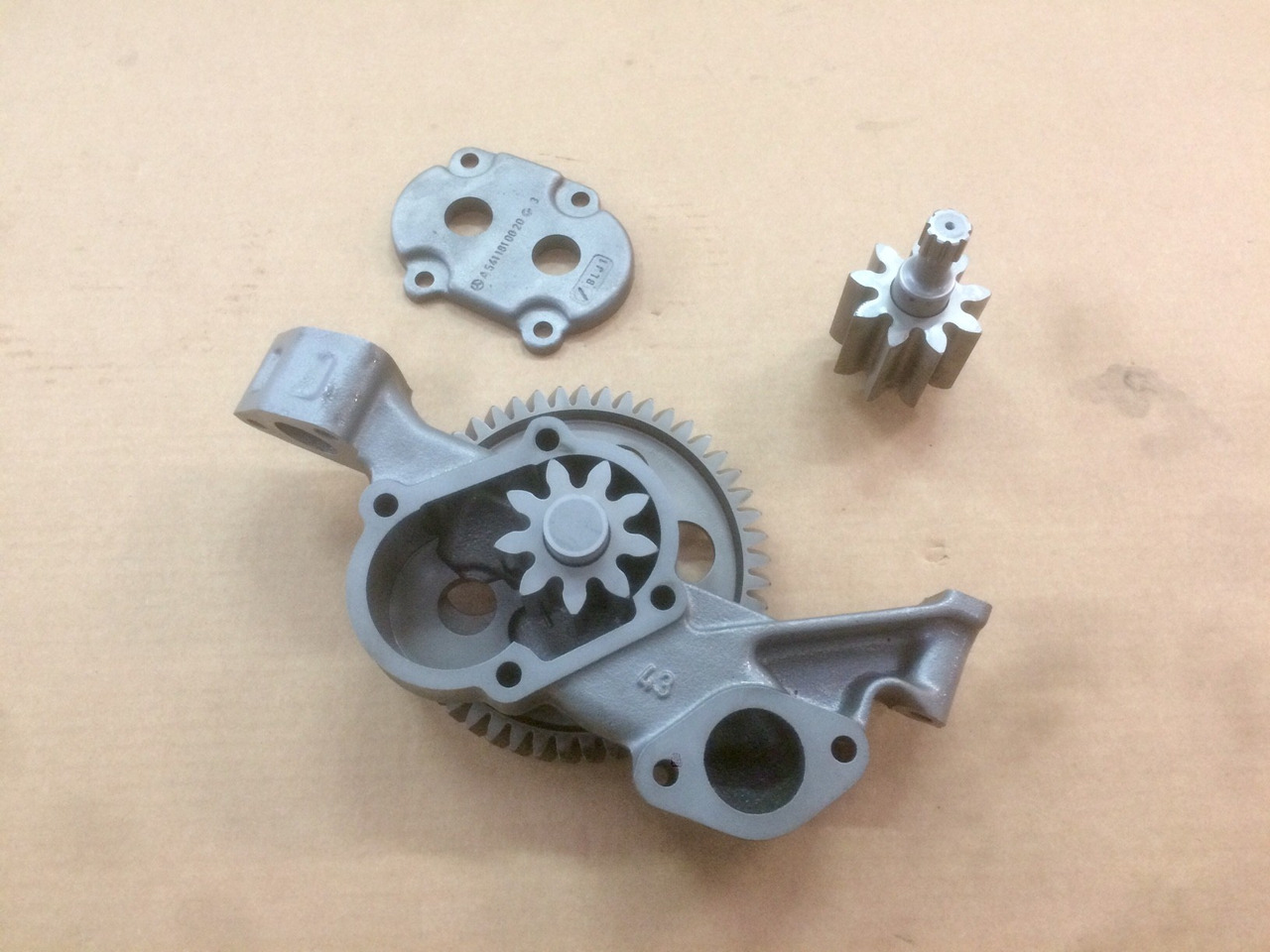 POMPA OLIO MOTORE MERCEDES OM457HLA - Alyvos siurblys - Sunkvežimis: foto 1 POMPA OLIO MOTORE MERCEDES OM457HLA - Alyvos siurblys - Sunkvežimis: foto 1