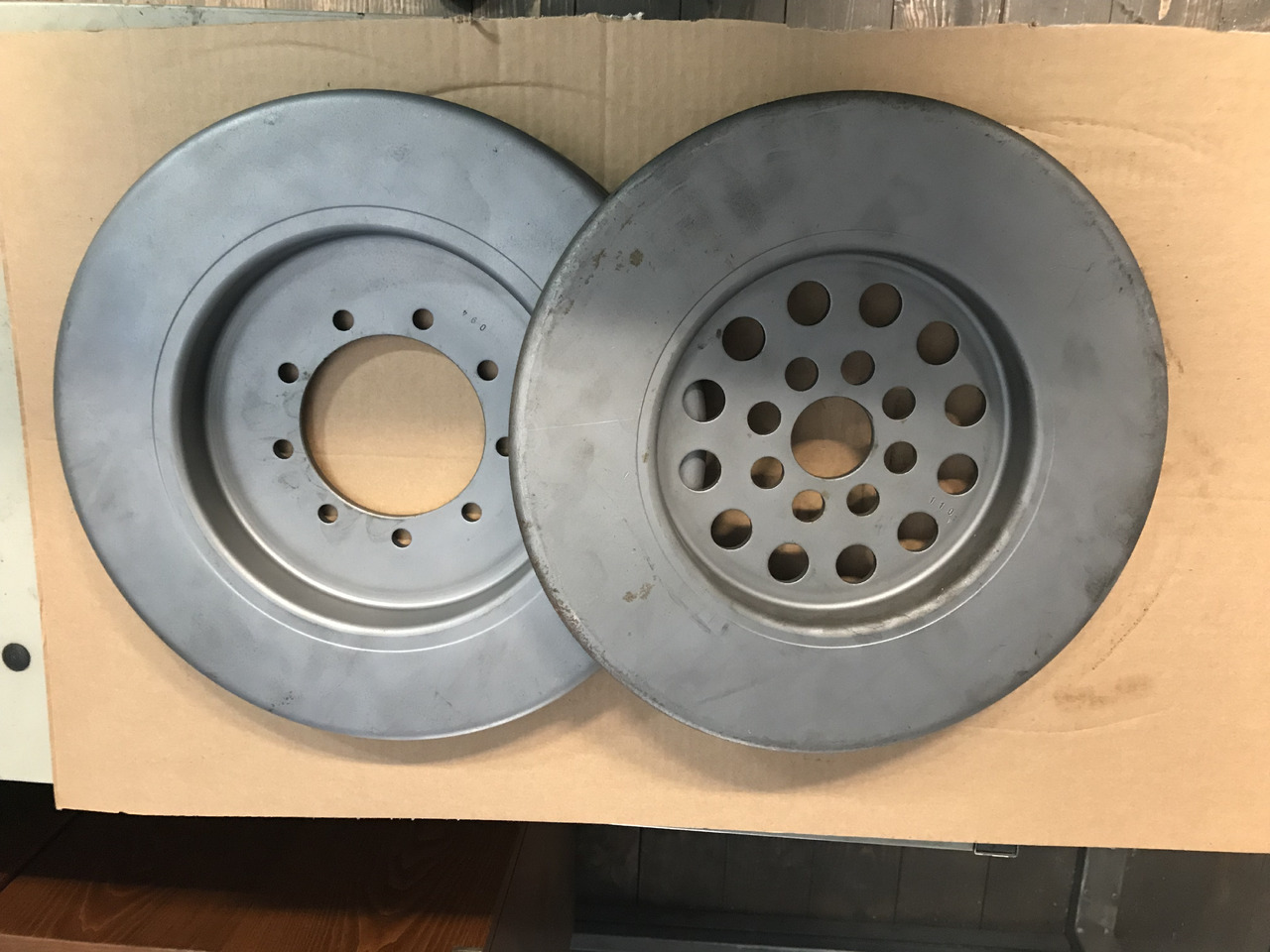 SMORZATORE VIBRAZIONI ALBERO A GOMITI MOTORE MAN D2066 / D2676 - Variklis ir dalys - Sunkvežimis: foto 1 SMORZATORE VIBRAZIONI ALBERO A GOMITI MOTORE MAN D2066 / D2676 - Variklis ir dalys - Sunkvežimis: foto 1