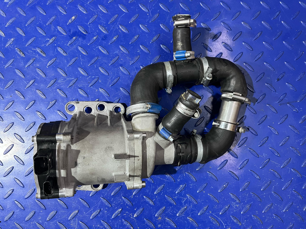 Mercedes Benz Water Pump A2562000600 - Hidraulika: foto 2 Mercedes Benz Water Pump A2562000600 - Hidraulika: foto 2