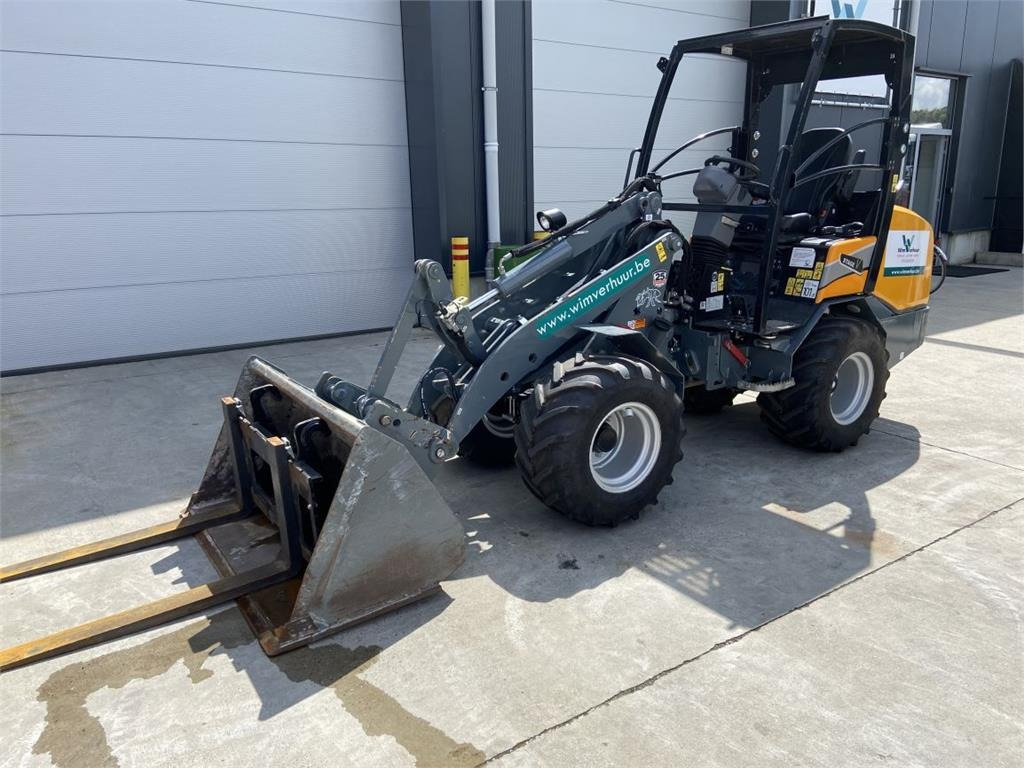 GiANT G2700 Xtra HD (6436) - Šarnyrinis krautuvas: foto 2 GiANT G2700 Xtra HD (6436) - Šarnyrinis krautuvas: foto 2